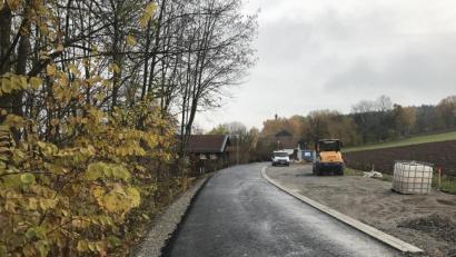 Bild: eig
Die lange marode Straße zum evangelischen Gemeindehaus kann erstmals wieder normal befahren werden.