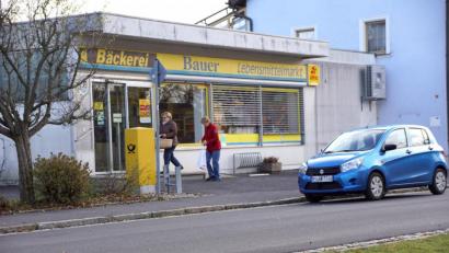Bild: bkr
Der Lebensmittelmarkt Bauer schließt zum Jahresende. Als Dorfladen wird er weitergeführt. Die Grundversorgung bleibt mit verkleinertem Sortiment erhalten.