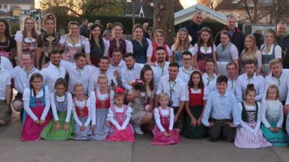 Bild: rab
Die 19 Erwachsenen- und sieben Kinderkirwapaare, aber auch die Musiker vom 's Vilsblech können nach dem Austanzen aufatmen: Ihr Auftritt ist bestens gelungen.