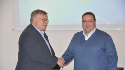 Bild: ak
Bürgermeister Manfred Porsch (links) verpflichtet Heiko Adelhardt in sein Amt als Ortssprecher der Altgemeinde Plössen.