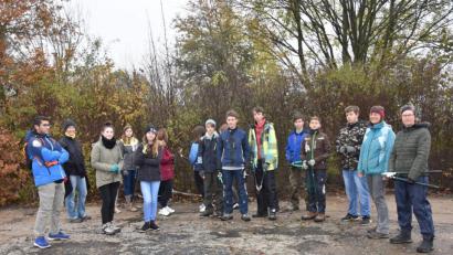 Bild: Lowak
Die 8. Klasse der Mittelschule mit Lehrerin Tanja Kippes (Zweite von links) kümmert sich im Geo-Zentrum um die Pflege und den Zuschnitt der Hecke. Betreut werden die Schüler auch von Umweltpädagogin Andrea Macke (Zweite von rechts) und Schulsozialpädagogin Anita Nacke (rechts).