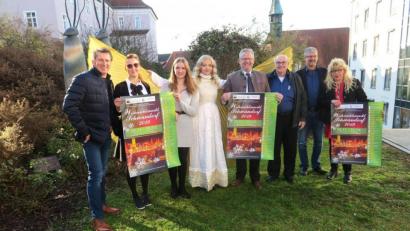 Bild: Hirsch
Werben für den Schwandorfer Weihnachtsmarkt 2019 (von links): Veranstalter Gerhard Engel, Vera Dehling vom Kulturamt, Sandra Grabinger von der Wirtschaftsförderung, Christkind Elisabeth Weingärtner, OB Andreas Feller, die Veranstalter Hans Jäger und Georg Duschinger sowie Christiana Roidl-Burggraf vom Wirtschaftsforum.