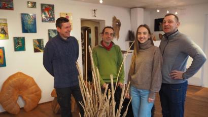 Bild: bl
Auf Hochglanz poliert, rustikal oder als Schmuckstück präsentieren sich die Kunstwerke von (von links) Michael Dietlinger, Vasilij Plotnikov, Nastja Swerdlova und Sergej Tokmakov sowie Klara Ratajczak (nicht im Bild) in der Galerie VKUS in Schwarzhofen.