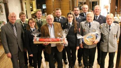 Bild: dl
Jubilar Ingo Illers (Fünfter von links) mit Bürgermeister Walter Schauer (links) und den Abordnungen des Schützenvereins Prackendorf, der Reservistenkameradschaften und der Feuerwehr Kulz, die zum Geburtstag gratulierten.