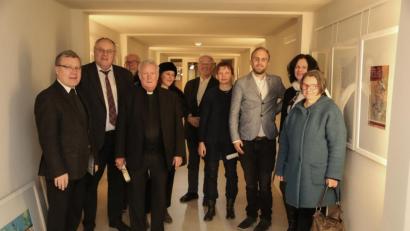 Bild: Roland Wellenhoefer
Direktor Manfred Strigl (links) begrüßt zur Vernissage der Ausstellung "Gratwanderung" neben Bezirkstagsvizepräsidenten Lothar Höher (Zweiter von links) auch den Altbischof von Würzburg und Kunstexperten Dr. Friedhelm Hofmann (Vierter von links)..