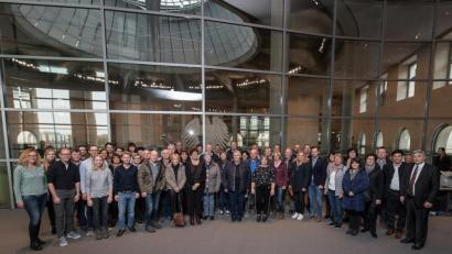Bild: exb/Daniel Rudolph
Im Bundestag stellte sich die Besuchergruppe zum Erinnerungsfoto mit dem Abgeordneten Karl Holmeier auf.
