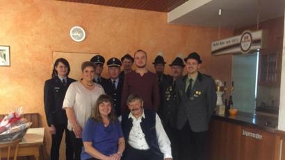 Bild: gi
Georg Götz feierte seinen 70. Geburtstag im Kreise seiner Familie. Dazu gratulierten seine Frau Maria sowie seine Kinder Ramona und Michael. Auch die Vereinsabordnungen von Feuerwehr mit Vorsitzenden Rudolf Mitlmeier und der Schützenverein mit Schützenmeister Jonas Weiß reihten sich mit den besten Wünschen ein.