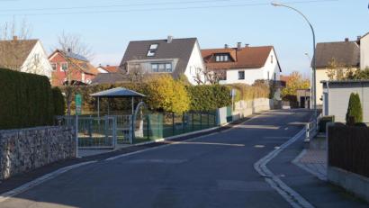 Bild: du
Der Abschnitt der Blütenstraße zwischen Rosenweg und Einmündung Ginsterweg könnte wegen des angrenzenden Kinderspielplatzes (links) alternativ als "verkehrsberuhigter Bereich" ausgebaut werden, lautete ein Vorschlag.