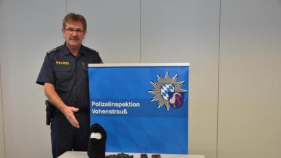 Bild: dob
Der Vohenstraußer Dienststellenleiter, Erster Polizeihauptkommissar Martin Zehent, kann die Tatwerkzeuge der beiden Einbrecher präsentieren, die am Donnerstagmorgen gefasst wurden, nachdem sie wieder von einer Tour zurückkehrten.