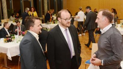 Bild: Gabi Schönberger
Landrat Andreas Meier (Mitte) im Gespräch mit Ulrich Dewald (links) und Zukunftsforscher Ronald Zehmeister.