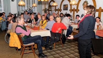 Bild: tu
Brigitte Treger (rechts stehend) im Cafe Enslein beim Fanclubtreffen. Vorne sitzend Altbürgermeister Johann Walbrunn (links) und Kreisrat Max Müllhofer (rechts). Bild: tu