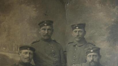 Repro: gpa
Grenadier Georg Piehl (stehend, links) posiert mit Kameraden in der Kaserne in Erlangen für ein Foto. Seiner Frau Anna sandte er diesen vermutlich letzten Gruß vor dem Fronteinsatz im Ersten Weltkrieg.