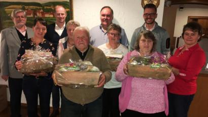 Bild: ihl
Urkunde und Präsent erhalten beim Trägertreffen (vorne von links) Monika Graf, Marianne Breitschaft, Georg Herrmann, Dagmar Lula, Eva Schmid und Margareta Butz. Mit ihm Bild (hinten von links), Betriebsratsvorsitzender Günther Klein, Bürgermeister Konrad Kiener, Gerhard Wölfel, Gebietsleiter und Vertreter von Tobias Kühner sowie der zuständige Gebietsleiter Tobias Kühner.