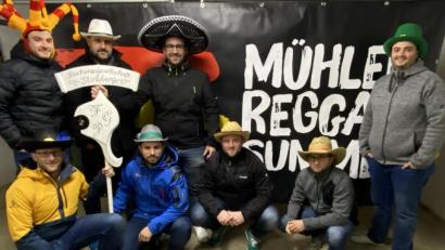 Bild: Uwe Hecht/exb
Närrisch viel Spaß beim Faschingsstreich: Zufällig kamen die „Mühlen Reggae“-Mitglieder zum FPG-Vereinsschild. Bis jetzt vermisste es die Gesellschaft nicht. Doch heute Nachmittag ist Schlüsselübergabe im Rathaus ...
