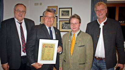 Bild: R. Kreuzer
Neuer Ehrenvorsitzender ist Günther Magerl (Zweiter von links). Ihm gratulieren (von links) Bürgermeister Lothar Höher, Norbert Uschald und Vorsitzender Heinrich Vierling.