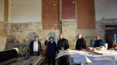 Bild: exb
Das frühere Landratsamt in Eschenbach ist aktuell eine der größten und aufwändigsten Baustellen des Landkreises. Landrat Andreas Meier (Mitte) lässt sich von Architekt Karlheinz Beer, Kreisbaumeister Werner Kraus sowie von Simon Herbert und Heribert Eckl vom Bauunterhalt des Landratsamtes den Baufortschritt zeigen.