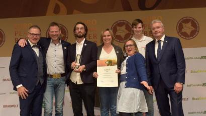 Bild: Bischof &amp; Broel
Über Gold für ihr Festbier freuen sich Alwin und Barbara Märkl (Zweiter von links und Vierte von rechts) mit Sohn Max (Zweiter von rechts), Braumeister Michael Pfeiffer (Dritter von links) und Brauerin Maria Aschenbach (Dritte von rechts). Die Präsidenten des Landesverbands, Georg Rittmayer (links), und des Bundesverbands, Detlef Projahn (rechts), beglückwünschen die Freudenberger.