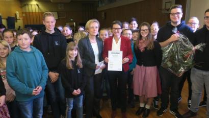 Bild: Hirsch
Ministerialbeauftragte Mathilde Eichhammer überreichte Direktorin Diana Schmidberger (Mitte) im Beisein der Schüler eine Urkunde für außergewöhnliche außerschulische Aktivitäten.