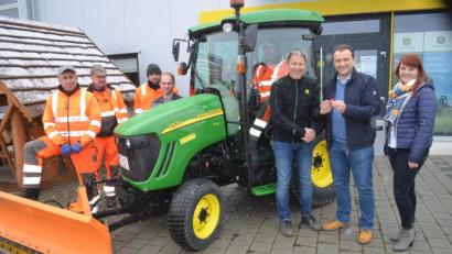 Bild: fz
Klaus Ermer übergibt an Bürgermeister Anton Kappl und die Kämmerin Sabrina Schaffner (vorne, von links) den Schlüssel.