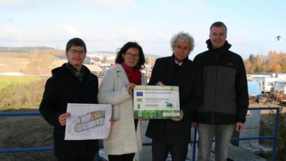 Bild: fpoz
Geschäftsleiter Christoph Haberkorn, Bürgermeisterin Friederike Sonnemann, Landrat Wolfgang Lippert und Florian Preisinger vom Initiaktivkreis Tirschenreuth freuen sich auf die Umsetzung des Bike-Parks im kommenden Jahr mit der Leader-Förderung in Höhe von 75.600 Euro.