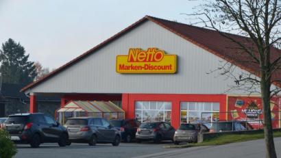 Bild: dob
Der "Netto"-Markt gehört bald der Vergangenheit an. Sobald die Baugenehmigung vorliegt, wird das Gebäude abgerissen. Das zuerst geplante Verkaufszelt in der Übergangszeit kommt nun aber doch nicht.