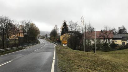 Bild: eig
Die Brücke gleich nach dem Ortsschild ist eines der beiden Nadelöhre, die den Radweg bis zur Abzweigung Waldkirch deutlich teurer als vergleichbare Projekte machen.