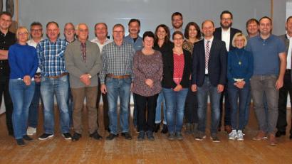 Bild: sön
Die Gemeinderatskandidaten des SPD-Ortsvereins mit Bürgermeisterkandidaten Werner Scharl (Sechster von rechts) und Wahlleiter Bezirksrat Richard Gaßner (rechts).