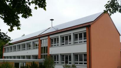 Bild: wku
In diesen Schultrakt, dem ehemaligen Altbau der Schule, wird die Grundschule mit ihren vier Klassen und dem Sekretariat in den kommenden Jahren verlegt und abgetrennt werden. Der Kindergarten und die Kindertagesstätte werden den Neubau beziehen. Beide Trakte sind durch einen Zwischengang (siehe im Bild links) verbunden. Dieser kann als separater Eingang für den Kindergarten genutzt werden.