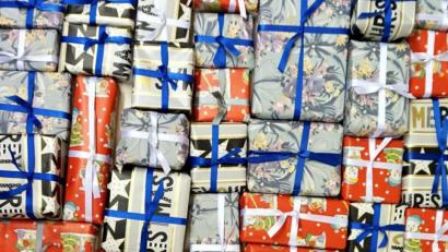 Bild: exb
Das Bild „Botschaft III“ von Gerd Seidel zeigt zahllose Geschenke. Inmitten vieler bunten Päckchen versteckt sich eine Krippendarstellung.