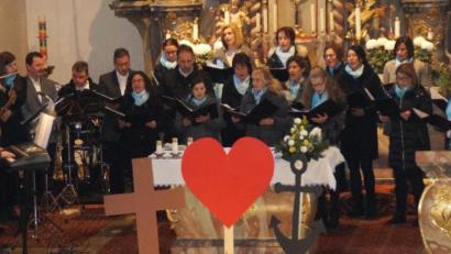 Bild: weu
Seit 20 Jahren erfreut der Chor „Horizont“ unter der musikalischen Leitung von Martin Pflug (links) sowie Anette Fischer weit über die Grenzen von Teunz hinaus die Musikfreunde, gestaltet einfühlsame Gottesdienste und gibt mitreißende Konzerte. Für das Jubiläumskonzert heimste das Ensemble begeisterten Applaus ein.