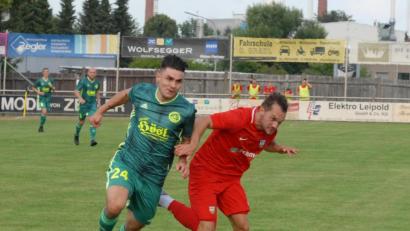 Bild: gb
Der SV Mitterteich tritt am Samstag bei Schlusslicht Baiersdorfer SV an. Maximilian Christl (links, Szene aus dem Hinspiel) brennt nach langer Verletzungspause auf seinen Einsatz.