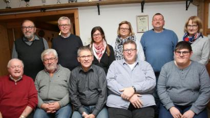 Bild: roh
Die Führung der Unabhängigen Freien Wählergemeinschaft mit dem Gründungs- und langjährigen Gemeinderats- und Kreistagsmitglied Emmeram Trottmann: Vorne von links Emmeram Trottmann, Kassier Werner Zuleger, Erster Vorsitzender Oskar Schuster, Zweiter Vorsitzender Wolfgang Stummreiter, Schriftführer Tobias Megies; hinten von links Peter Steinhauser (Wahlleiter), Hermann Stobitzer, Karin Gradl, Carolin Breitner, Markus Steinhauser, Kassenprüferin Gertraud Kappauf.