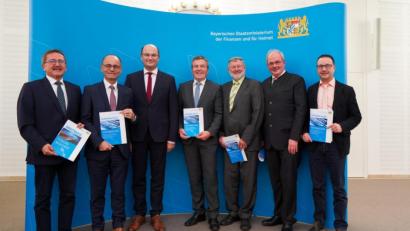 Bild: Christian Blaschka
Finanzminister Albert Füracker (Dritter von links) überreicht Förderbescheide an Bürgermeister Hans Donko (Erbendorf), stellvertretenden Landrat Alfred Scheidler, Martin Rosner von der Stadtverwaltung Waldsassen, Bürgermeister Josef Schmidkonz (Mähring), Bürgermeister Gottfried Härtl (Friedenfels) und Harald Seitz von der Verwaltungsgemeinschaft Mitterteich (von links).