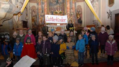 Bild: gbj
Die Mädchen und Jungen der Kindertagesstätte Regenbogen führten nicht nur das Martinsspiel auf, sondern trugen auch Gedichte und Lieder vor, die Kindergartenleiterin Tanja Ruckdäschel und ihr Team mit ihnen einstudiert hatten.