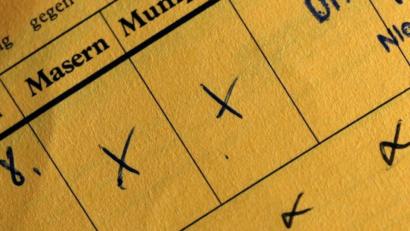 Archivbild: dpa/Achim Scheidemann
Der Bundestag hat entschieden, in jedem Impfbuch muss Masern angekreuzt sein. Wer nicht mitspielt, muss mit Bußgeld und Ausschluss von Kita oder Kindergarten rechnen.