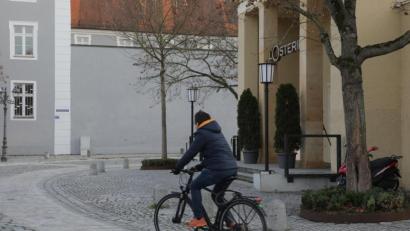 Bild: Wolfgang Steinbacher
Radeln auf der neuen Spur in der Franziskanergasse. In einem Modellversuch wurden hier die Fugen mit Spezialmörtel verfüllt und das Pflaster anschließend noch abgeschliffen.