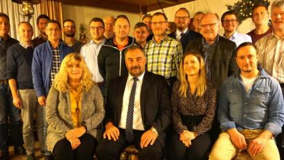 Bild: fvo
Die Kandidaten der CSU Waldthurn für den Marktrat präsentieren sich als bunt gemischte Truppe.
