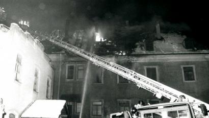 Archivbild: gf
Der Dachstuhl im Nordflügel des Malteserkomplexes brennt Ende Januar 1993 lichterloh. Ein Großaufgebot an Feuerwehrkräften kann die völlige Zerstörung des Gebäudes abwenden, auch ein Übergreifen der Flammen auf den Trakt mit der Provinzialbücherei samt ihrem historischen Bibliothekssaal wird verhindert.