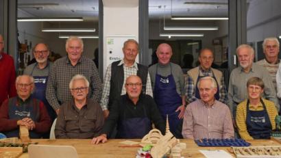 Bild: tr
Seit 30 Jahren sind die Mitterteicher Schnitzer aktiv. Im Bild (sitzend, von links) Christian Hampel, Christoph Daubner, Werner Mark, Josef Reichel, Erwin Haas und Gudrun Spachtholz sowie (stehend, von links) Peter F. Dotzauer, Rainer Gottas, Hermann Burger, Richard Rosner, Martin Bauer, Karl Ockl, Helmut Härtl, Karl-Heinz Schreiner, Reinhold Csakli und Manfred Dietz.