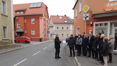 Bild: exb
Die CSU-Kreistagsfraktion und Landrat Andreas Meier treffen sich in Pressath. Zweiter Bürgermeister Max Schwärzer (links) regt bei dem Ortstermin an, die Ortsdurchfahrten zu verbessern.