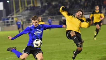 Bild: A. Schwarzmeier
Niklas Lang (links) zieht ab, die Rettungstat des Burglengenfelders Stefan Schnaus kommt zu spät: Lang scheiterte mit diesem Schuss zwar am ASV-Keeper Marco Epifani (nicht im Bild), dennoch traf die SpVgg SV Weiden gegen den ASV Burglengenfeld sage und schreibe elf Mal ins gegnerische Netz.