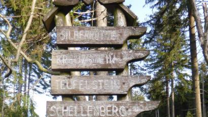 Bild: exb
Die Pflege der Wandertafeln gehört zu den wichtigsten Aufgaben des Waldvereins.