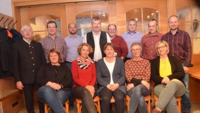 Bild: fz
Mit diesen zwölf Kandidaten wollen die Freien Wähler mit Bürgermeisterkandidat Hans Franz (stehend Vierter von links) bei den Wahlen antreten. Meier (links) vom FW-Kreisvorstand freuts.