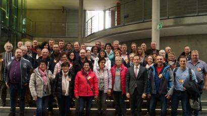 Bild: soj
Die Reisegruppe der Ebnather Feuerwehr und der CSU genießt den Aufenthalt in Berlin. Mit dabei: (von rechts) CSU-Vorsitzender Wolfgang Söllner, Kommandant Gerhard Horn und Bundestagsabgeordneter Albert Rupprecht.