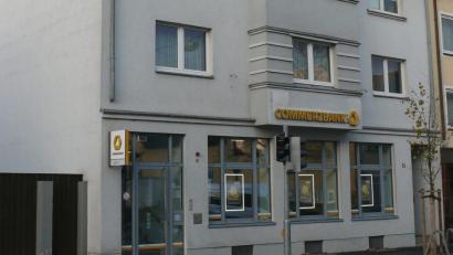 Bild: kgg
Die Filiale der Commerzbank in Waldsassen wird ab 1. Dezember nur noch als SB-Center betrieben.