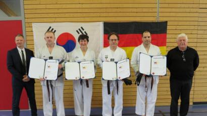 Bild: adj
Prüfer Roland Hofbauer (links) und Trainer Manfred Härtl (rechts) beglückwünschen die neuen Schwarzgurtträger der Taekwondo-Abteilung des SV Parkstein. Stolz präsentieren die Martin Janker, Evelin Bauer, Joachim Freisleben und Michael Raab (von links) ihre Urkunden und Gürtel.