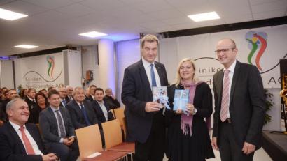 Bild: Gabi Schönberger
Neben einem Zoigl-Korb und Blumen überreichte Kliniken-Vorstand Josef Götz Ministerpräsident Söder und seiner Ministerin Huml auch Bücher von Norbert Neugirg. „Was Gscheit’s zum Lesen.“ Für Musik sorgten die „Sax Brothers“.