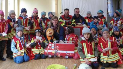 Bild: mez
Die Verantwortlichen der "Feuerdrachen" mit Ramona Busch, Alexander Danzer und Stefan Schlicht verbrachten einen von drei tollen und erlebnisreichen Tagen für die vielen Kinder im Herz-Jesu-Kinderhaus der Pfarrgemeinde.