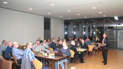 Bild: JOCHEN NEUMANN 
ERBENDORF
Bürgermeister Hans Donko (rechts) informierte bei der Vereinsvorständeversammlung unter anderem über das erfolgreiche Bürgerfest.
