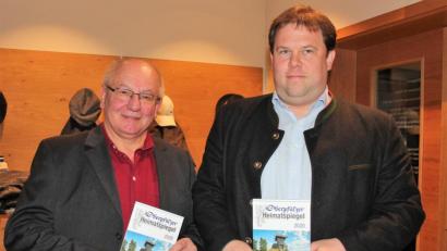 Bild: stg
Verleger Eckhard Bodner (l.) und Bezirksheimatpfleger Dr. Tobias Appl stellten den „Oberpfälzer Heimatspiegel 2020“ in Bärnau vor.